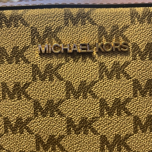 Michael Kors Jet Set Large Printed Logo Crossbody Bag. - Picture 5 of 5